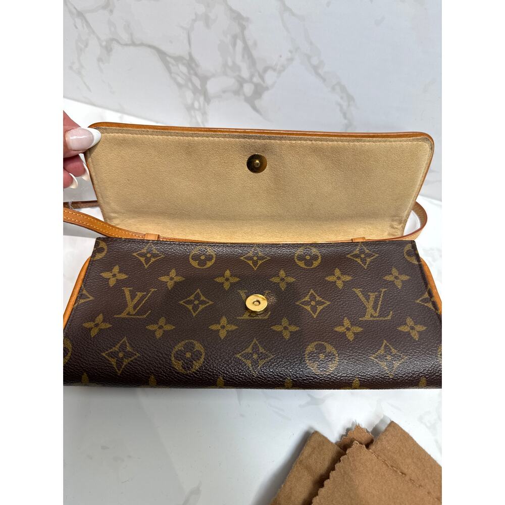 Louis Vuitton Crossbody Bag - Picture 4 of 7